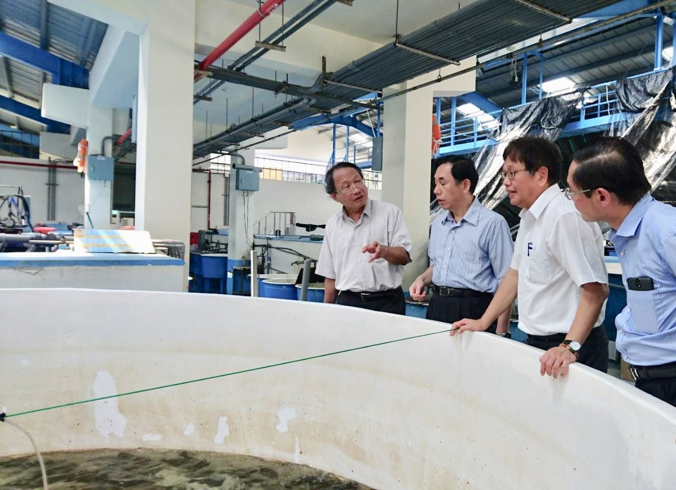 黃副主委(左一)聽取有關牙?繁養殖技術之研發成果