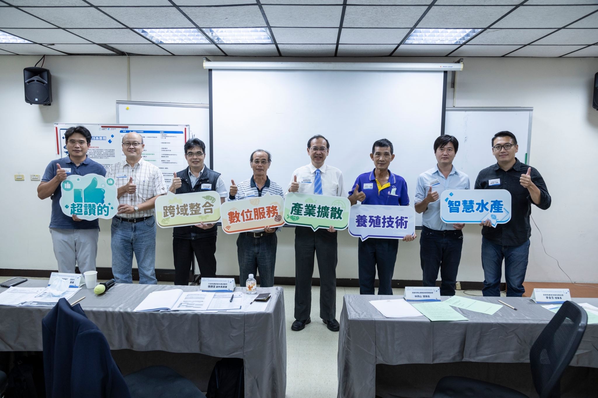 圖二、與會來賓合影(右四:本所張錦宜副所長;右三:高雄市岡山養殖漁業發展協會林燕山理事長;左四:屏東縣養殖漁業發展協會李金生理事長)