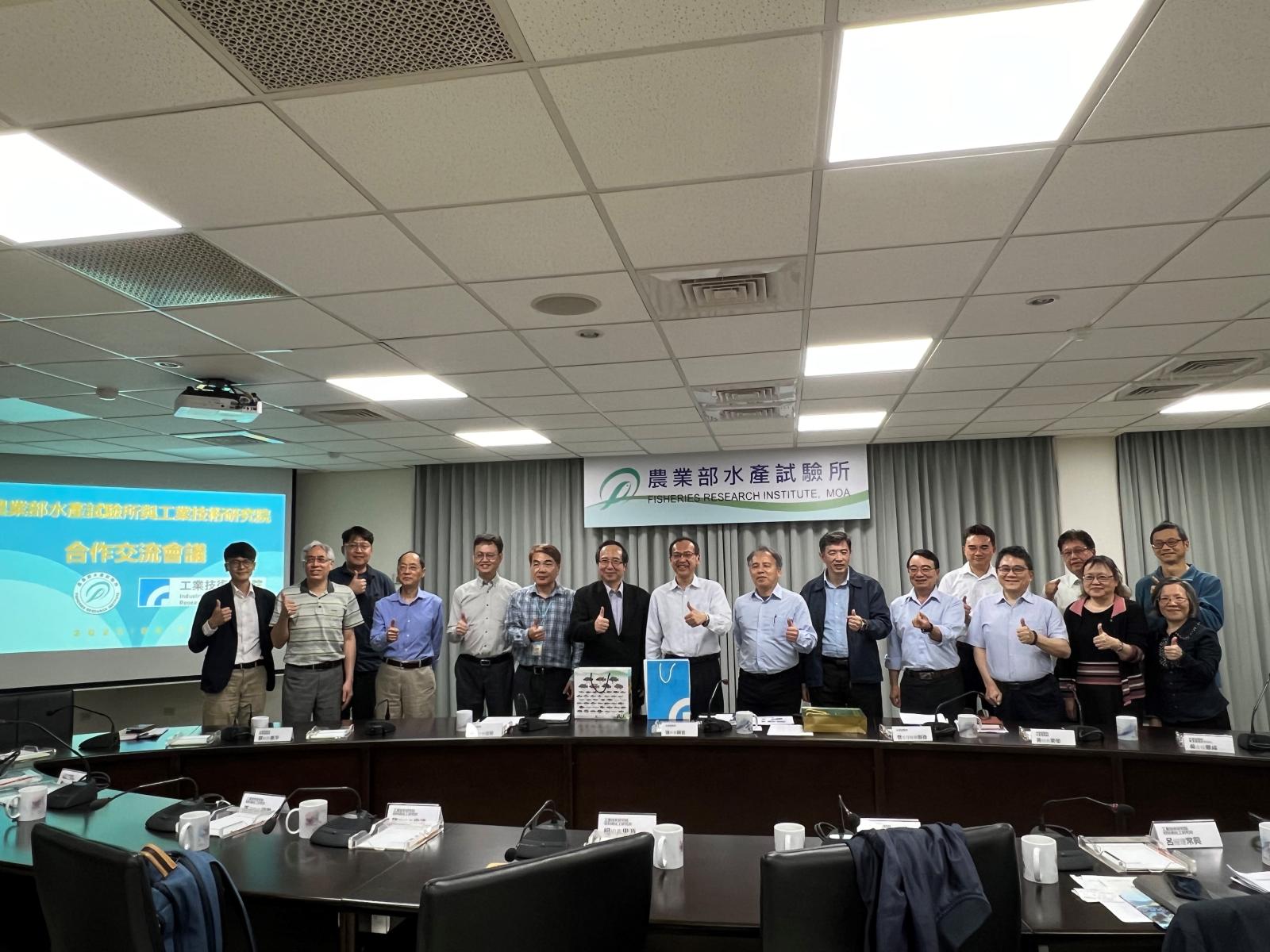 張錦宜所長(左8)及工研院楊思源組長(左7)共同率領雙方相關主管與專家與會,聚焦於「水產養殖用水循環利用」議題進行深度交流。工研院由呂常興資深研究員(左2)、戴元良技術經理(左4)與陳幸德副組長(左6)進行專題報告