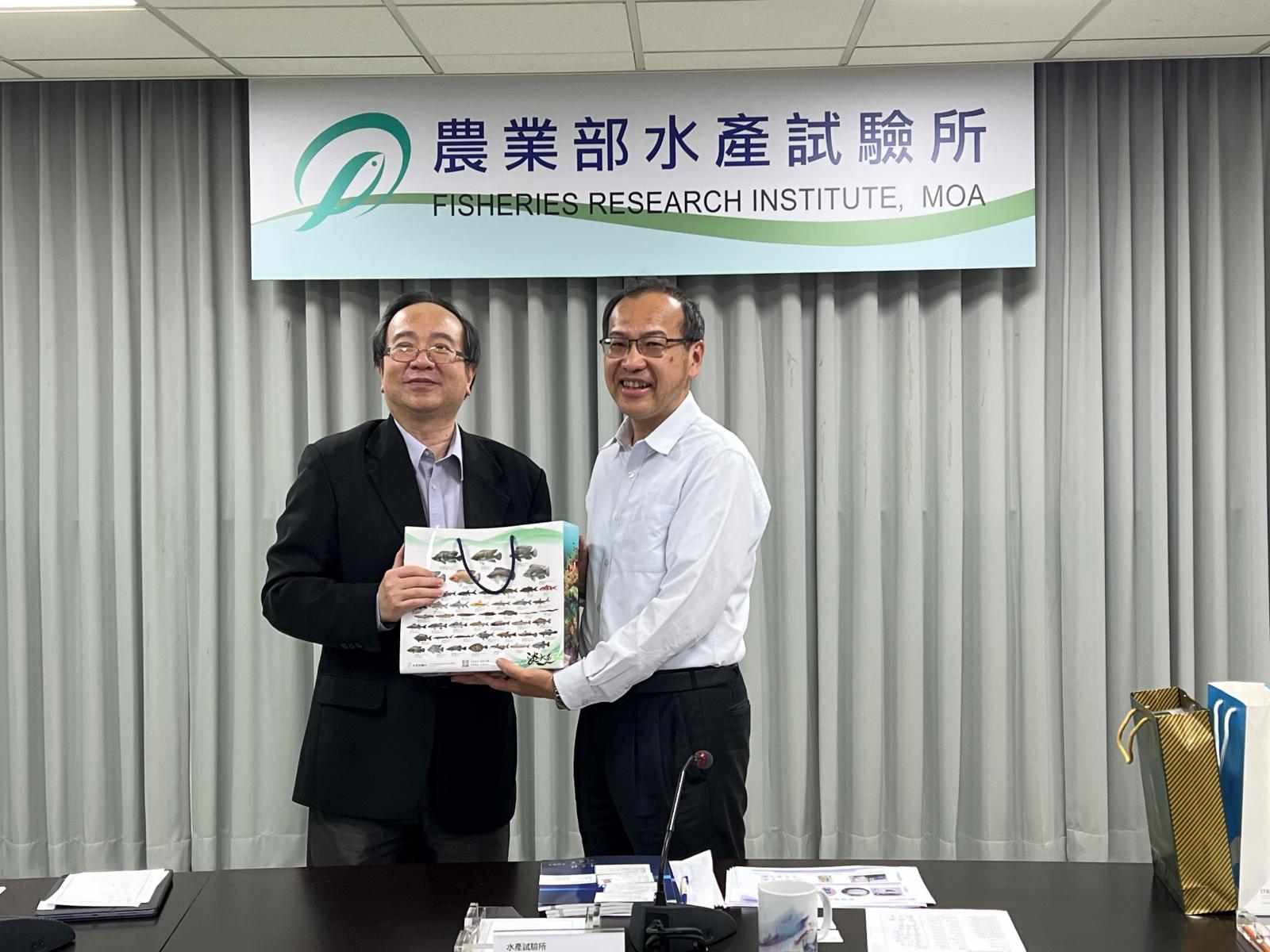 張所長致贈本所推廣品予工研院楊組長