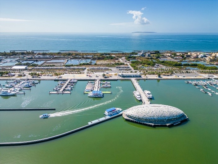 壯麗的大鵬灣景色:(左)遊艇碼頭;