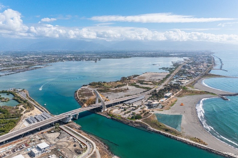 (右)潟湖與跨海大橋(鵬管處提供)