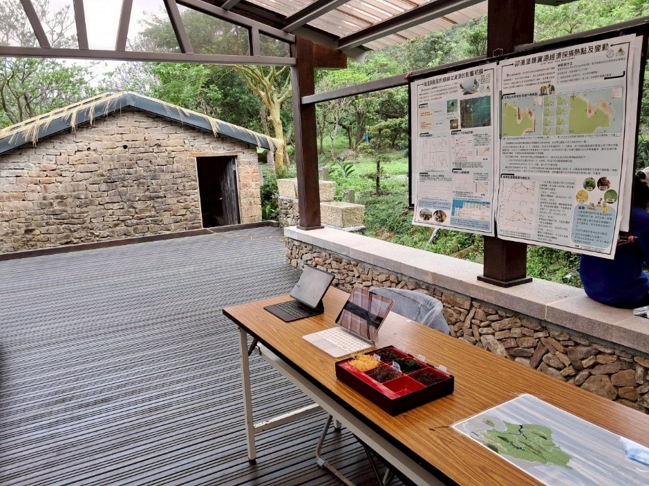 本所以卯澳地區里海與藻類為題設置海報、影片、及藻類樣本之主題攤位