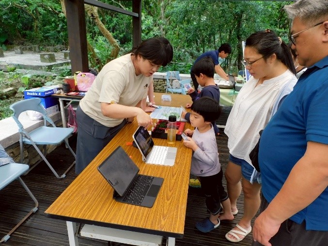 親子同樂一同觀察藻類樣本