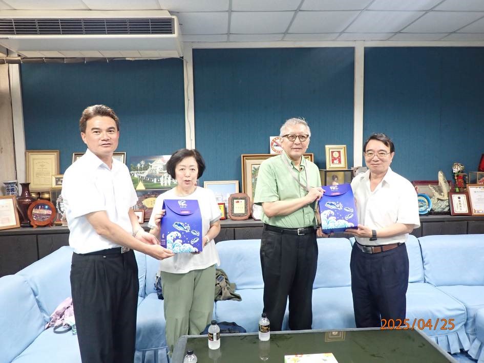 沿近海漁業研究中心翁進興主任(左一)與東港養殖研究中心吳豐成主任(右一)歡迎齊藤誠一教授夫婦(左二、右二)來訪