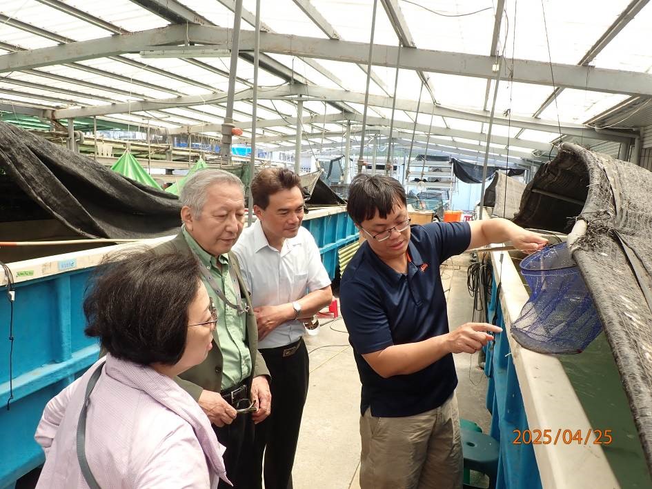 參觀東港養殖研究中心白蝦養殖設施