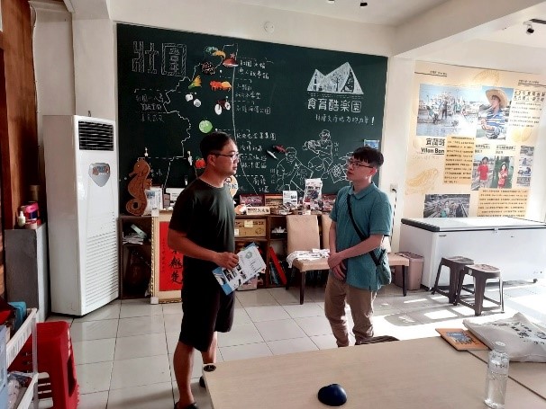 圖1、拜訪壯圍漁人故事館創辦人-謝政佐(左)。