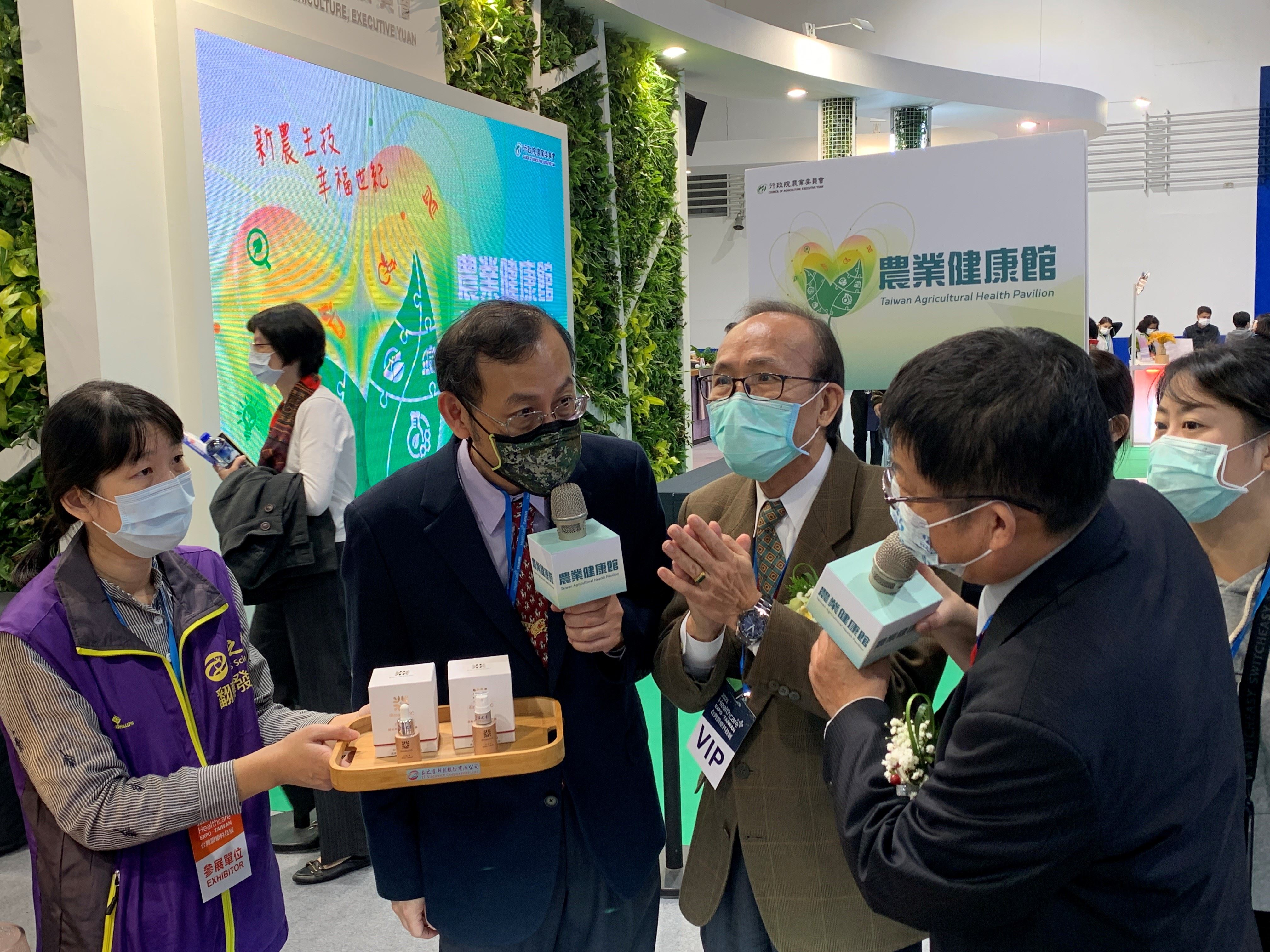 圖2、陳副主委試用本所技轉廠商益之堂科技股份有限公司產品