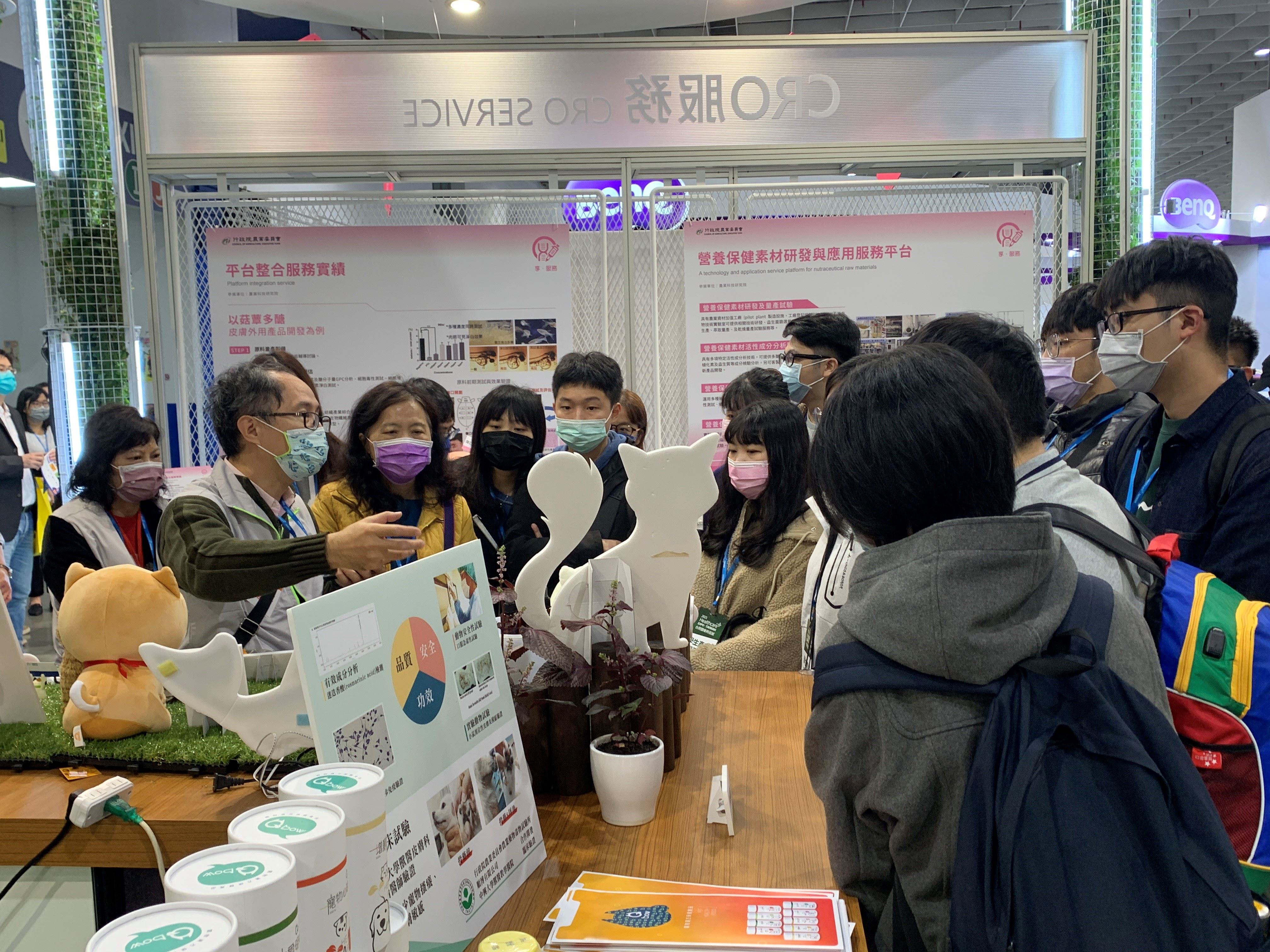 圖3、本年度以家貓為主題參展，吸引民眾駐足詢問