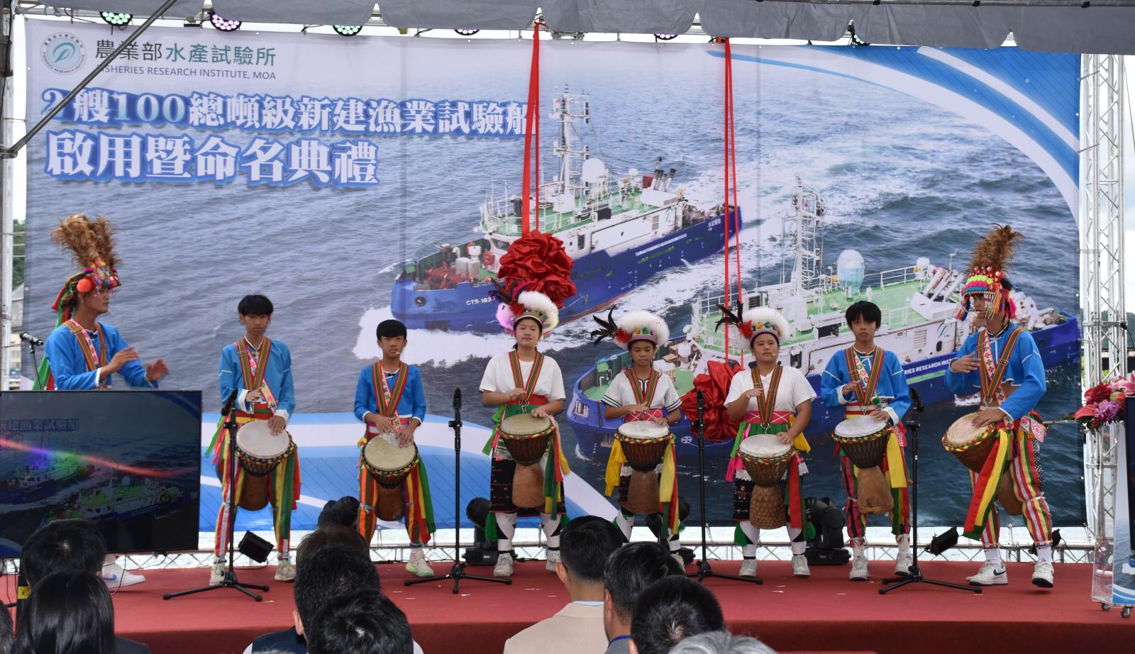 臺東的寶抱鼓樂團為典禮熱情開場