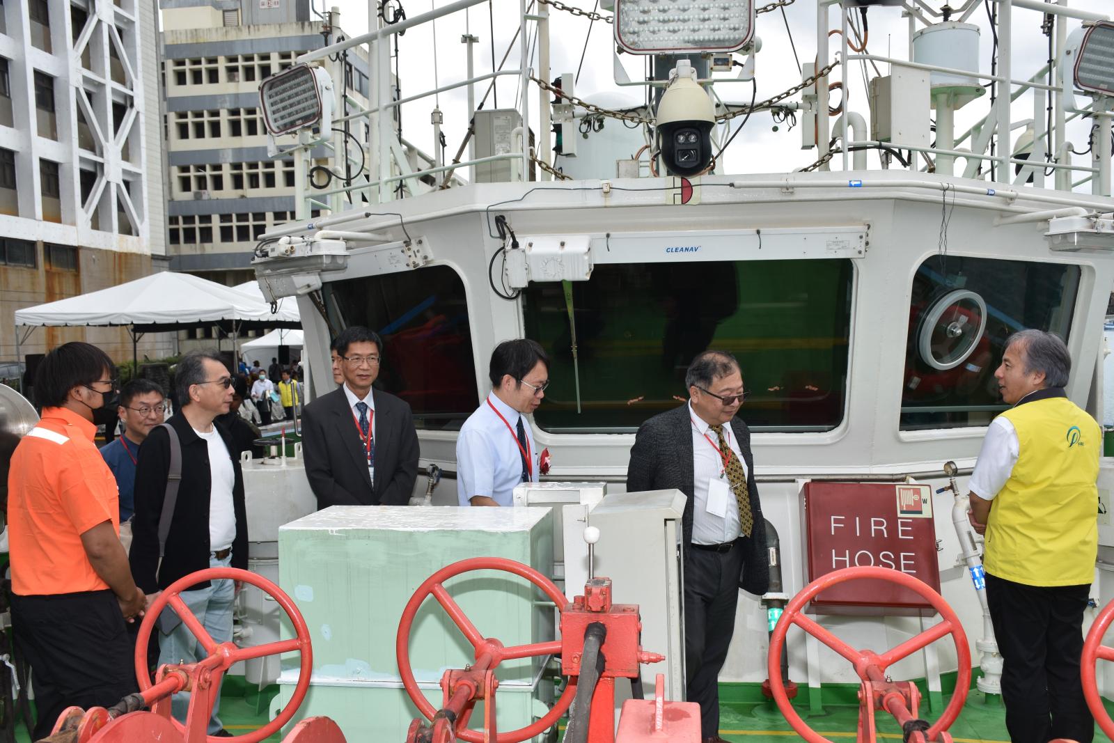 典禮結束後,安排導覽活動,葉信明副所長向貴賓介紹新船之科研設備