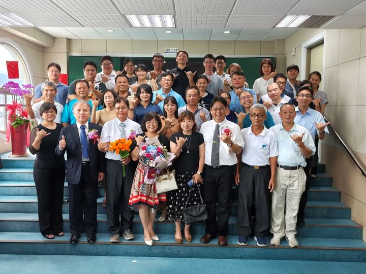 葉信明副所長(前排左二)與卸任的何源興主任(前排左三)、江偉全代理主任(前排右三)及東部中心同仁合影留念