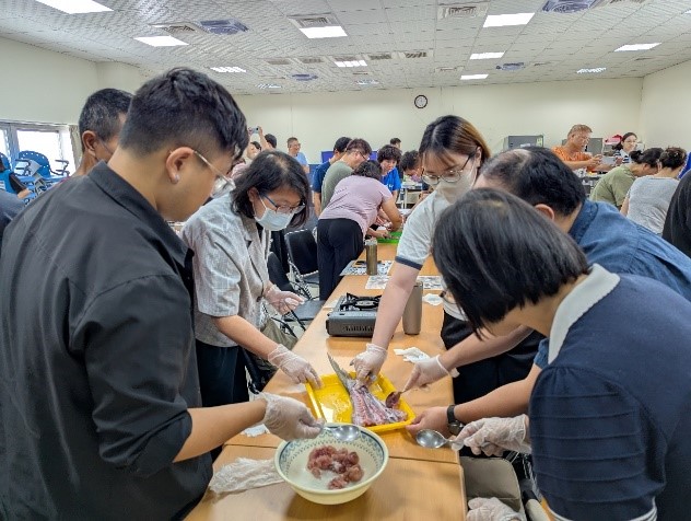 學員實作瀾槽魚丸,將其轉化為美味料理