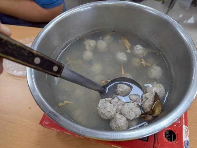學員實作瀾槽魚丸,將其轉化為美味料理