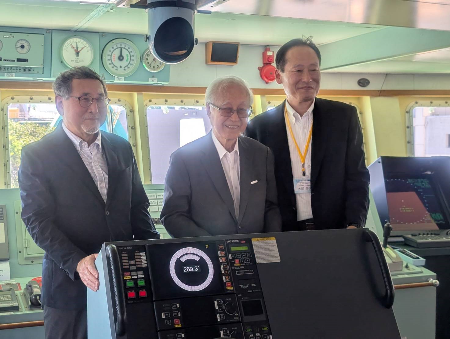中山一郎理事長、廖一久院士、大関芳沖研究顧問(左起依序)於水試一號試驗船駕駛臺合影