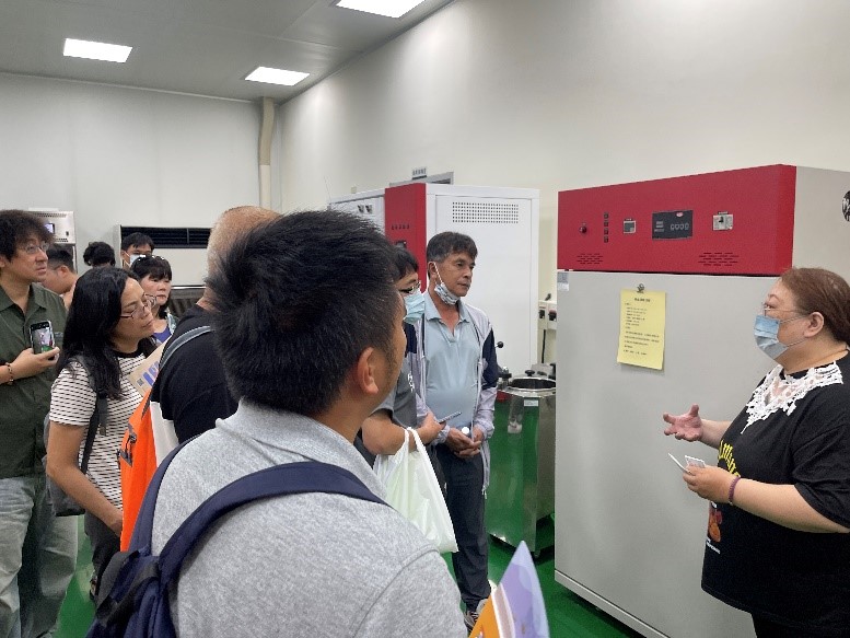 參觀水產品加值打樣中心人員 