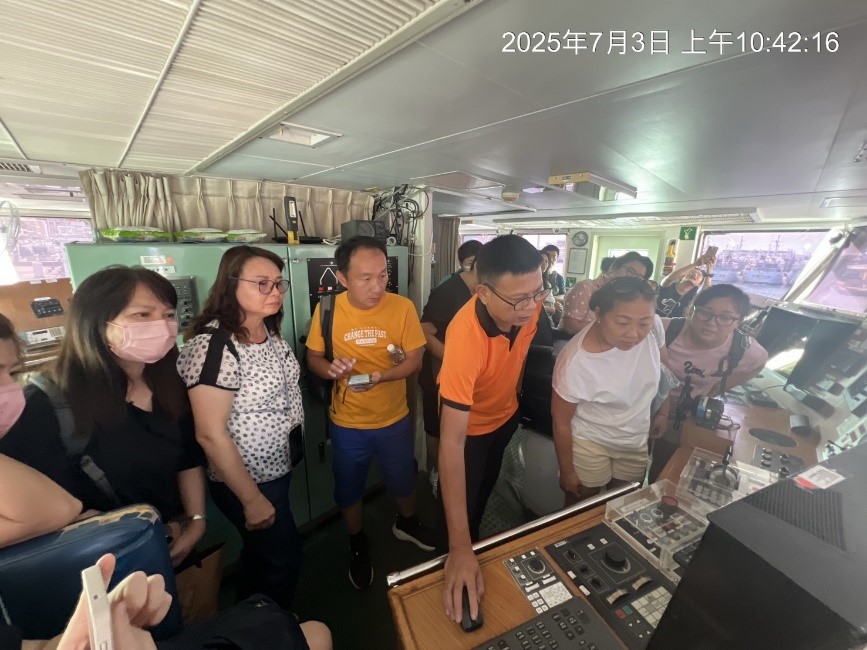 水試二號試驗船船員解說儀器操作