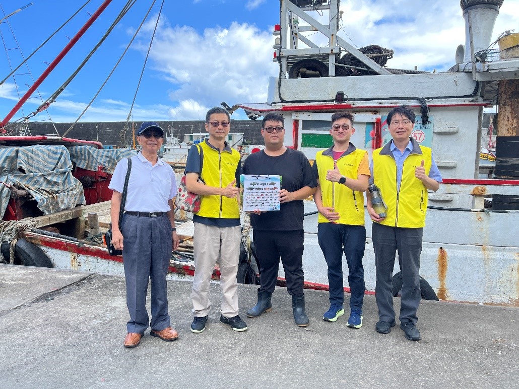 拜訪大溪漁港陳船長 (陳佳香攝)