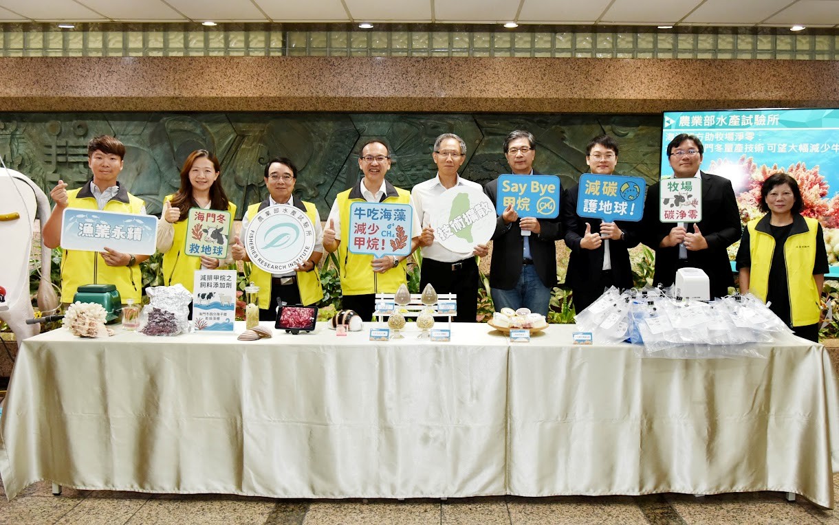 本所研發團隊及與會貴賓合影共同見證這意義非凡的里程碑