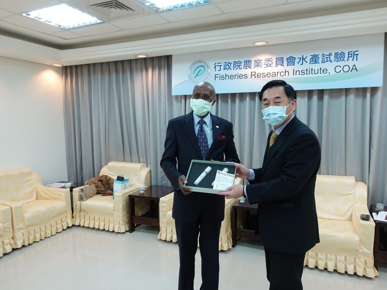 圖1、陳所長代表致贈本所紀念品