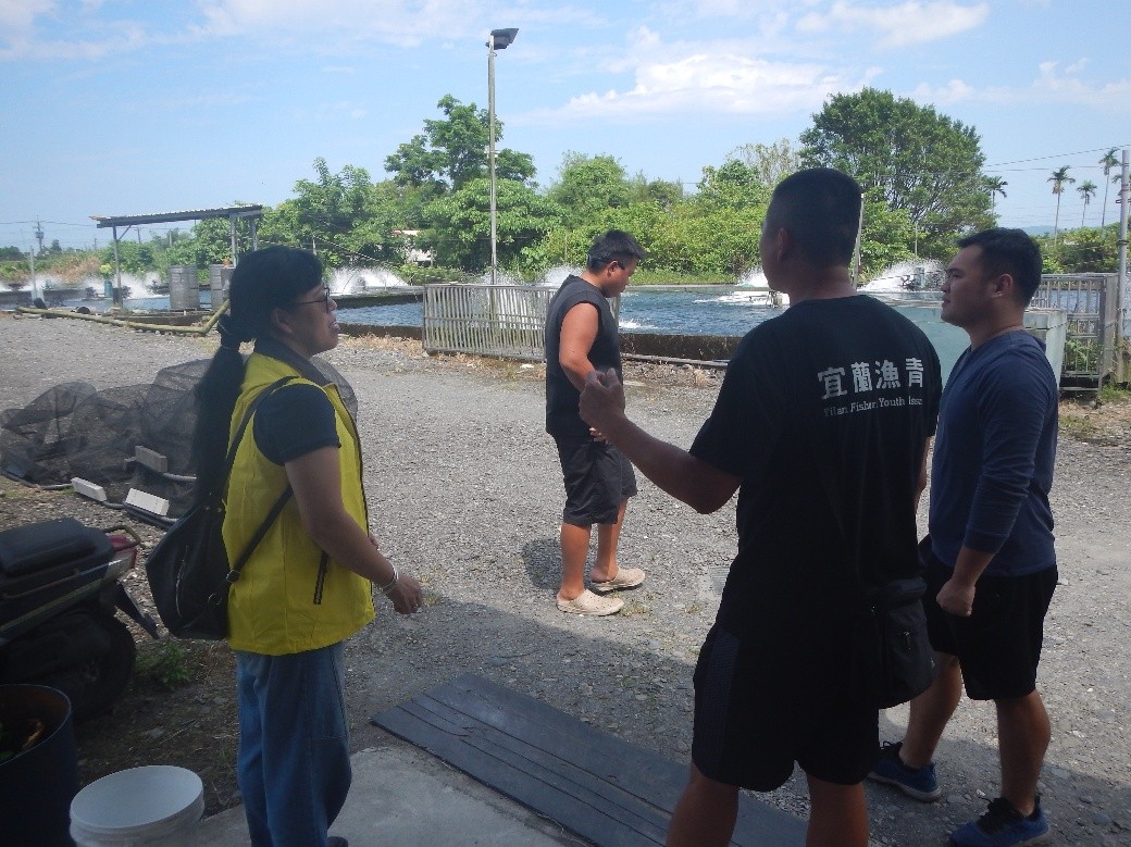 與宜蘭縣養殖青年於香魚養殖場進行交流