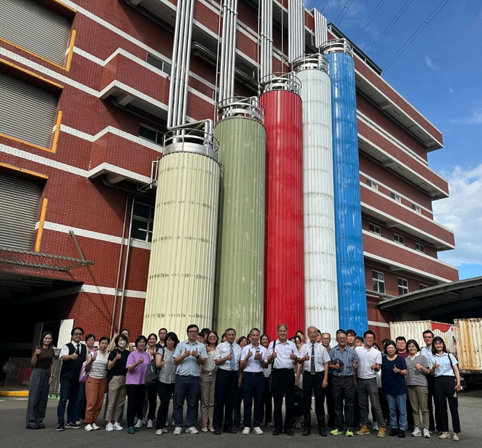 於義美食品公司離峰儲冰系統前合影