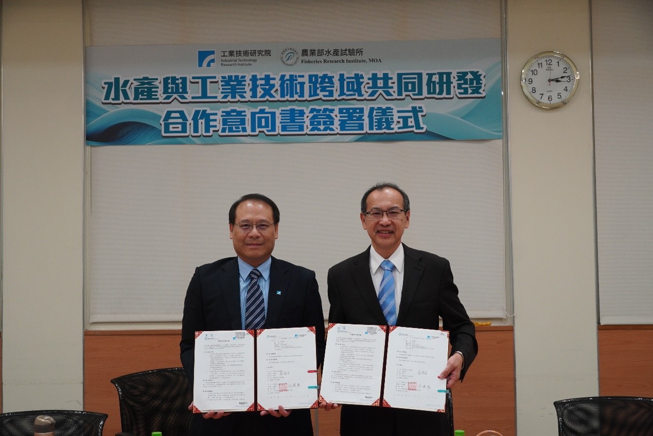 張錦宜所長(右)與材化所邱國展所長(左)分別代表本所與工研院簽署研發合作意向書