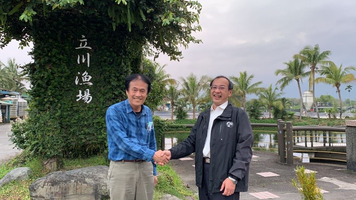 圖1、張錦宜副所長(右)帶領研究團隊前往立川漁場拜會蔡志忠總經理(左)