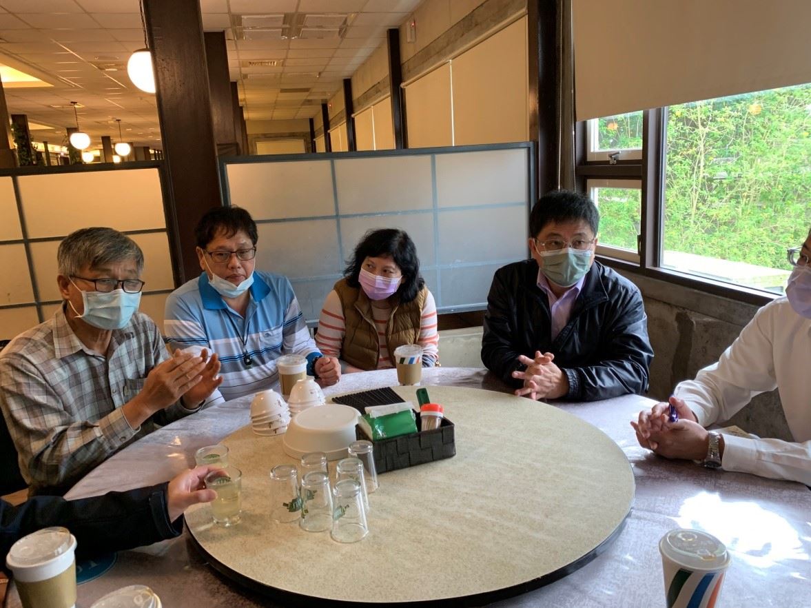 圖2、淡水繁養殖中心楊順德主任(右1)、水產加工組蔡慧君組長(右2)、東部海洋生物研究中心何源興主任(左2)、東港生技研究中心周瑞良副研究員(左1)與立川漁場總經理詳談計畫內容