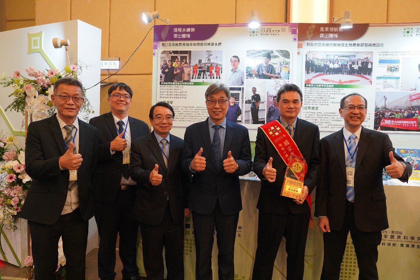 農業部陳駿季部長與團隊成員合影(左起東港養殖研究中心李彥宏副研究員、陳陽德研究員、吳豐成主任、農業部陳駿季部長、沿近海漁業生物研究中心翁進興主任、張錦宜所長)