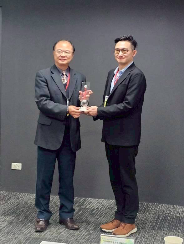 中華農學會現任理事長,同時也是農業部茶及飲料作物改良場場長蘇宗振博士(左)頒發獎項予嚴國維副研究員(右)(許自研 攝)