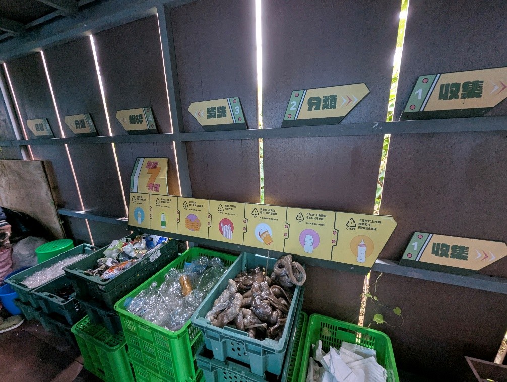 大溪漁港內完善的分類管理空間，將收集、分類、清洗與粉碎流程標準化，落實海廢轉生計畫