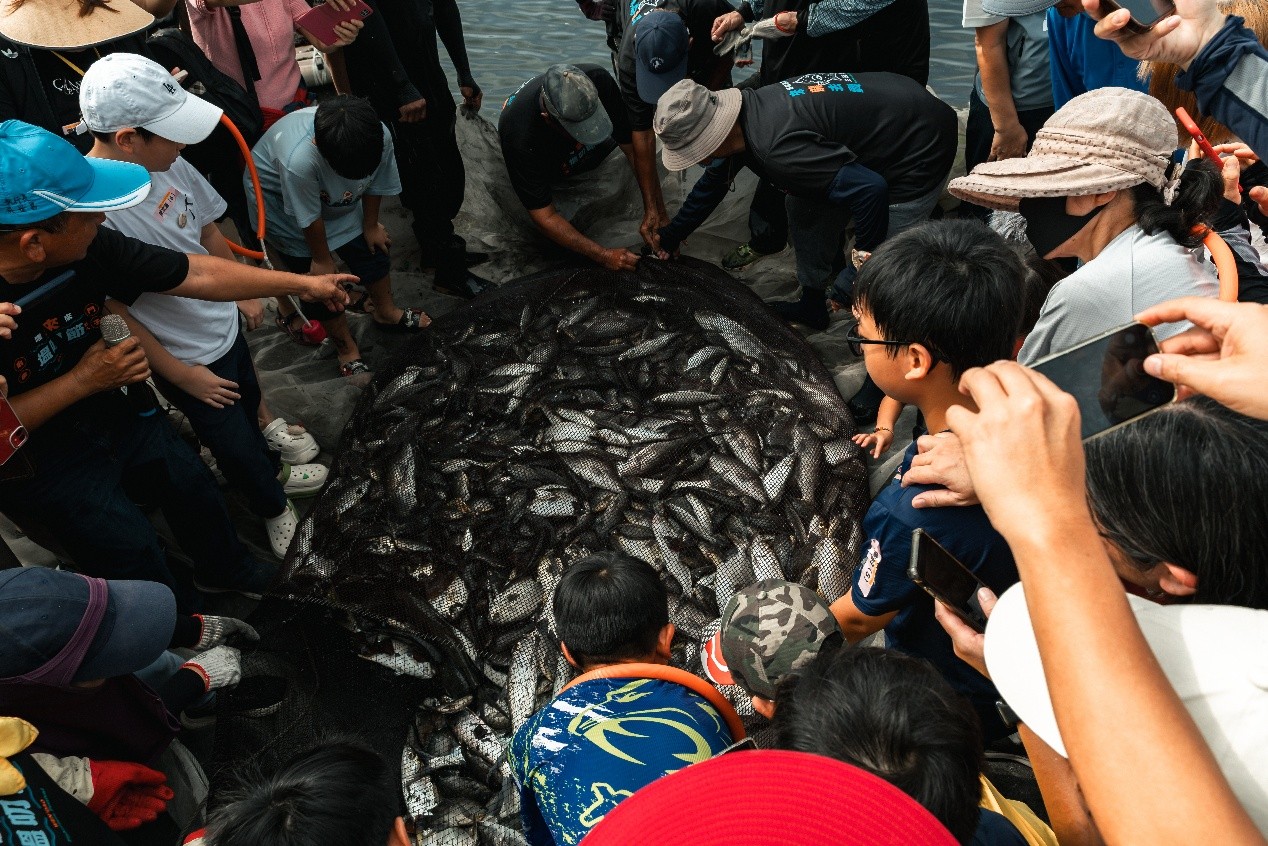 牽罟體驗把魚塭生產、地方文化與群眾參與串連起來，使參與者在走入水域與勞動現場的過程中，重新理解塭豐漁村的生活節奏與產業價值 (照片/田依提供)。