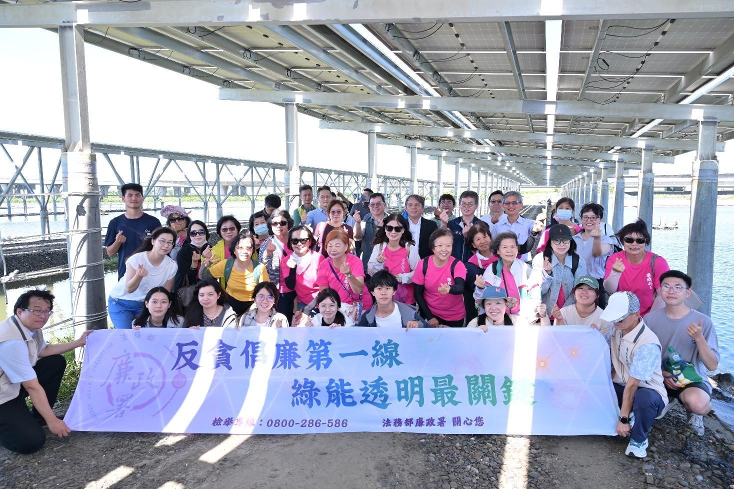 參訪人員於海水中心漁電共生育成基地大合影