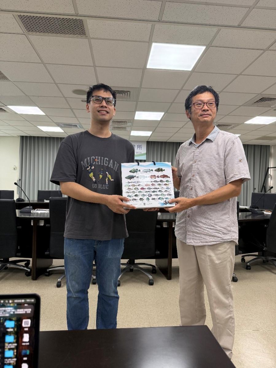 張可揚組長代表本所致贈宣導品,感謝謝秉翰老師的分享