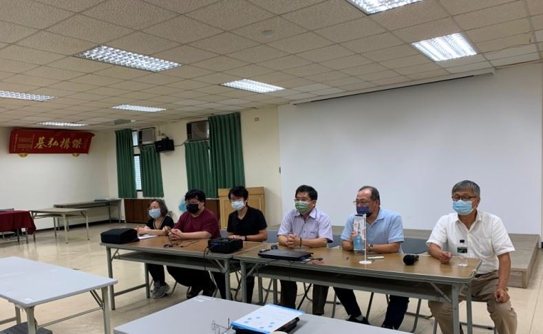 圖１、本所研究團隊與養殖戶交流討論（右２為郭建賢理事長）