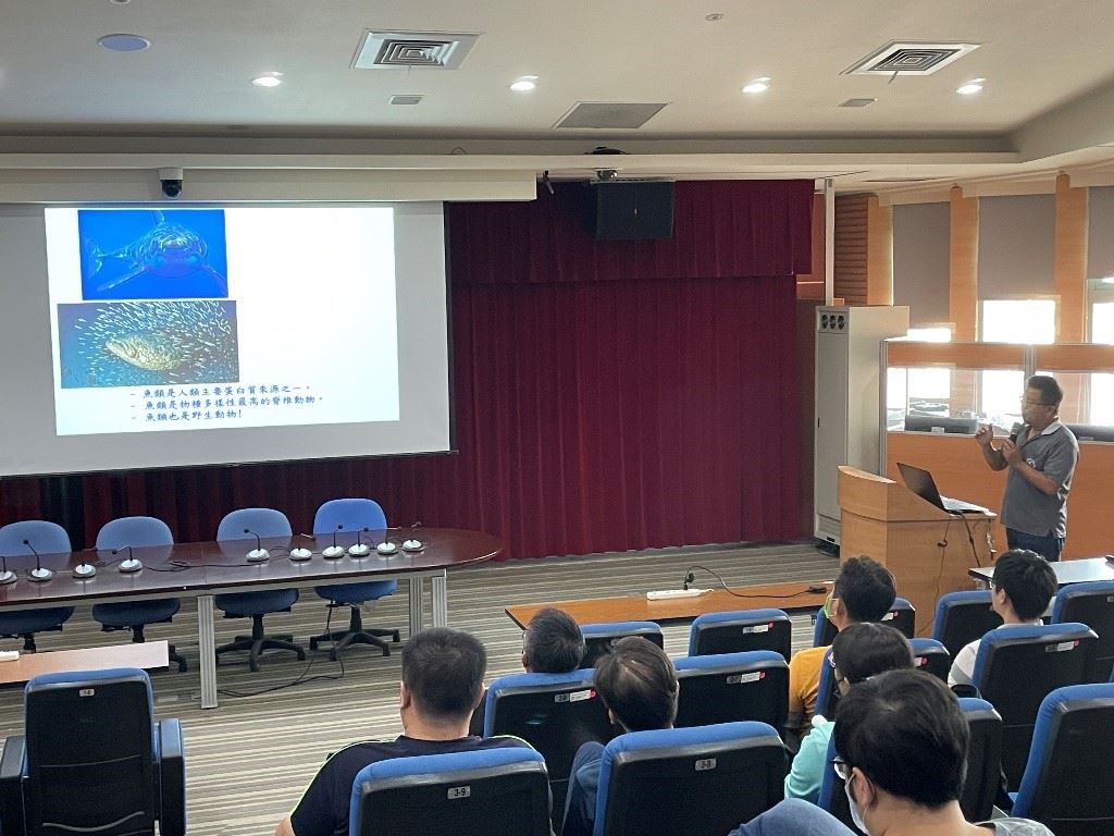何副研究員向同仁說明魚類演化過程