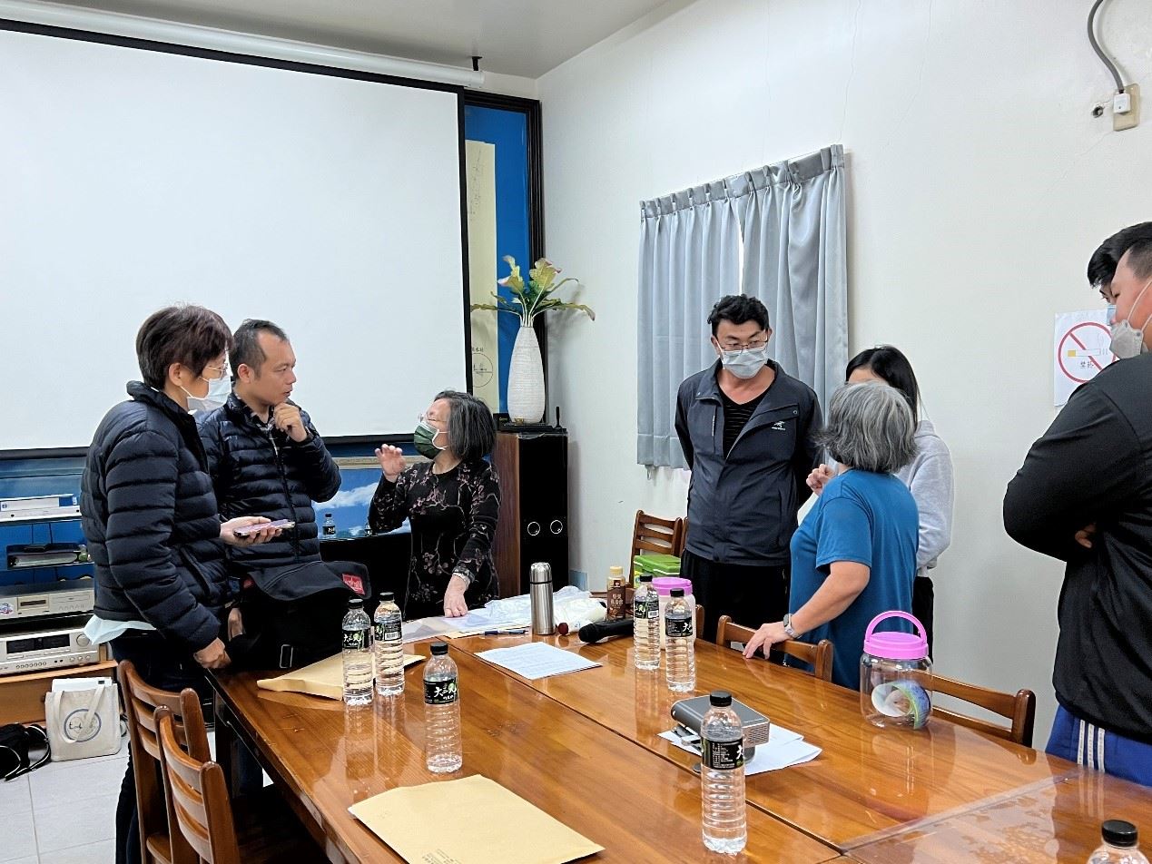 講習活動結束後，業者踴躍與講師討論交流