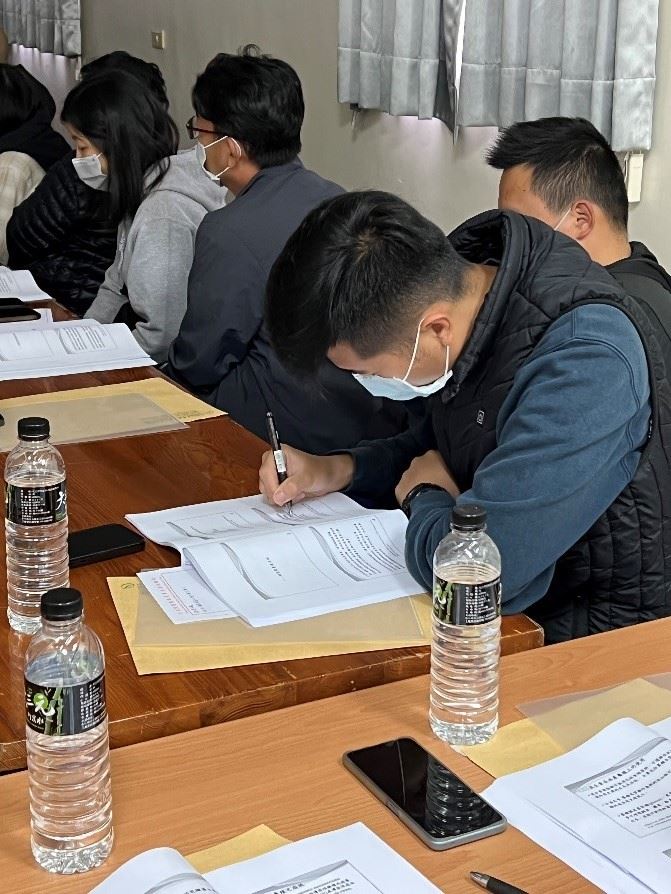 學員認真聆聽、筆記