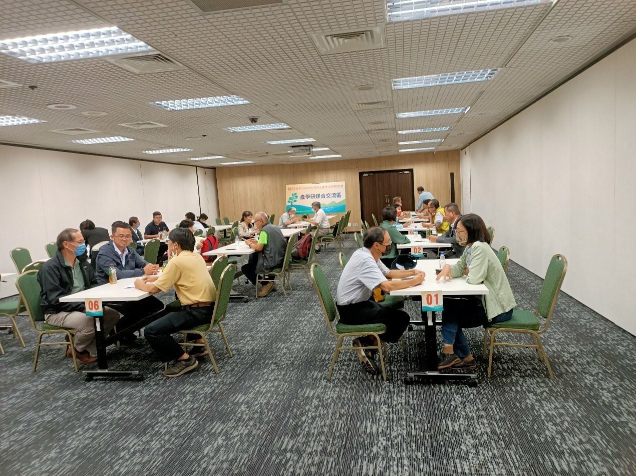 研究人員與有興趣的廠商與民眾洽談可能的合作管道