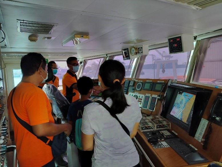 參觀水試二號試驗船駕駛台