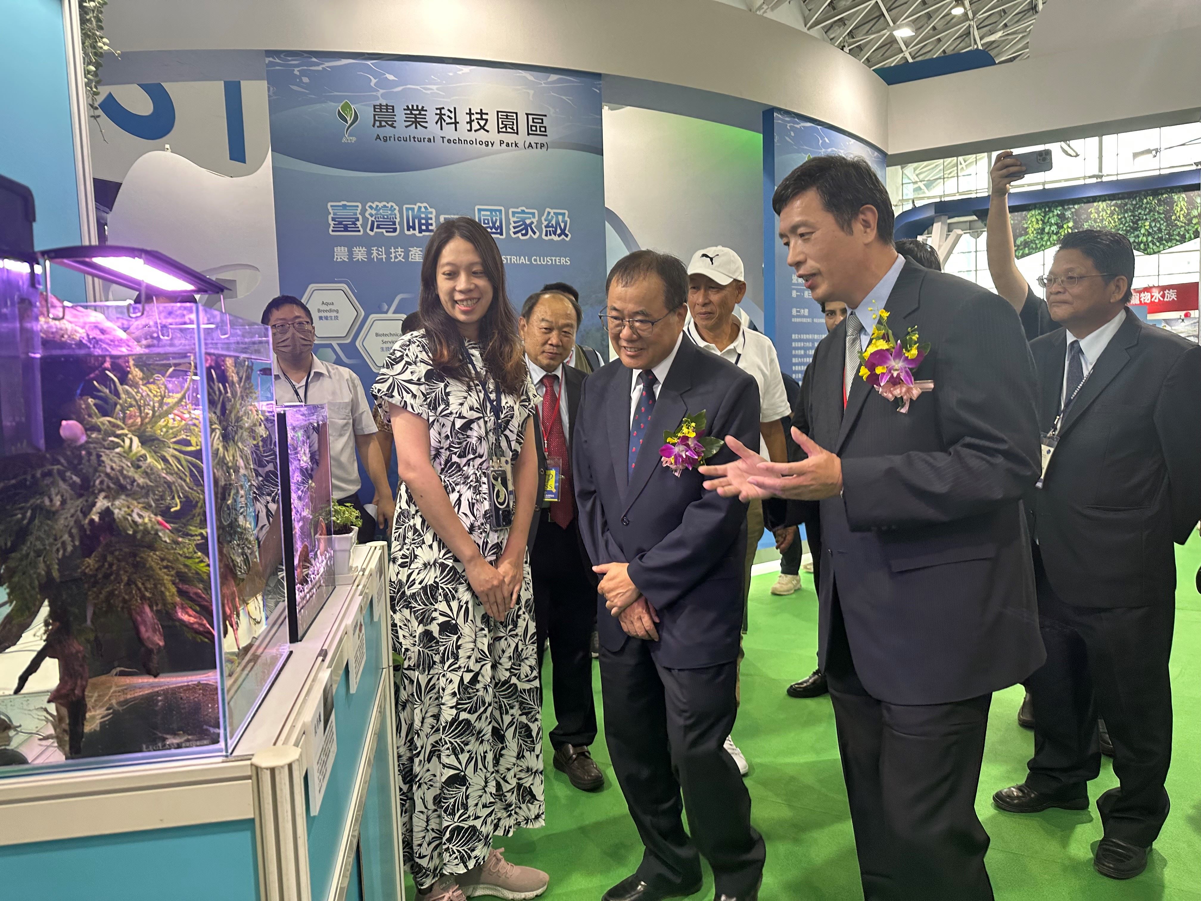 曾主任秘書陪同漁業署張致盛署長參觀本所展區