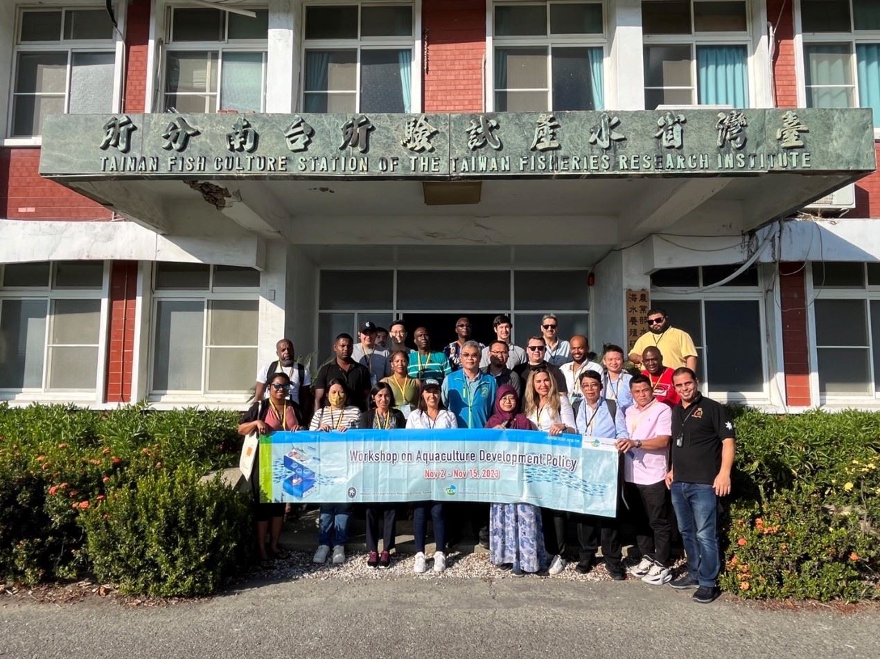 與外賓合影留念