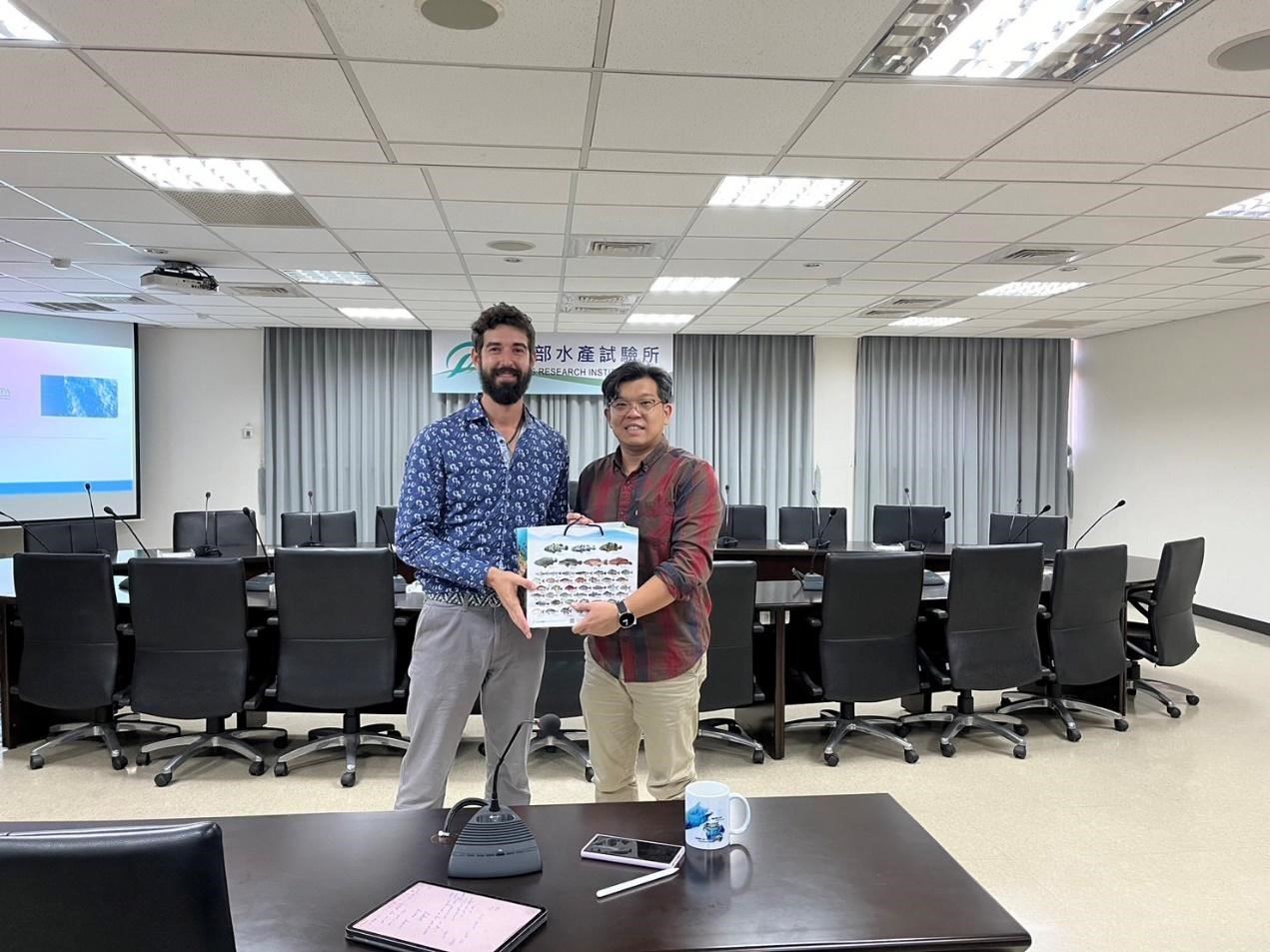 陳研究員均龍代表致贈本所推廣品，感謝Dr. Guillermo Ortuno Crespo 蒞所演講