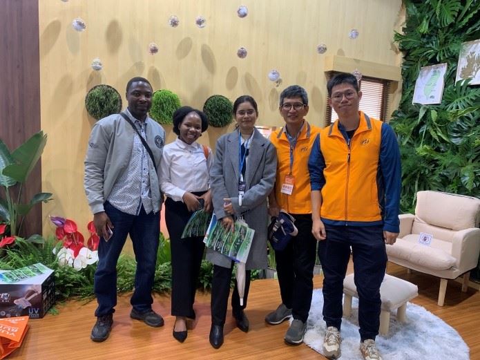 極具療育效果的??魚生態水族箱吸引不少外國人士前來參觀