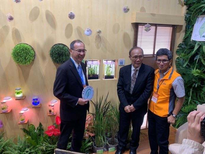 張錦宜所長（左一）與陳冠如副研究員（右一）為陳次長說明??魚生態水族箱的建構理念