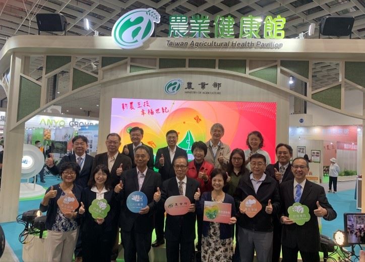 農業部陳添壽次長（前排左四）蒞臨展區參觀