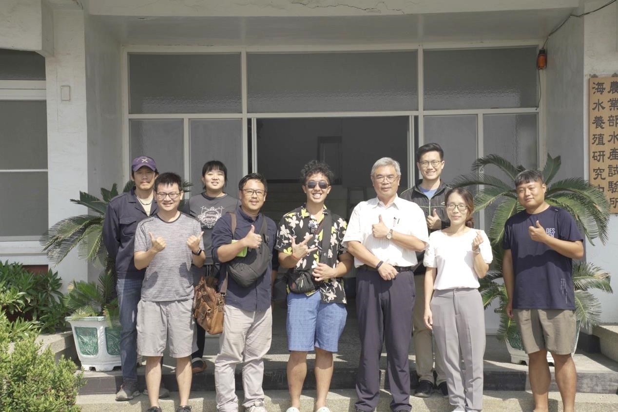 Jonathan Dong(前排左三)與海水中心同仁合影