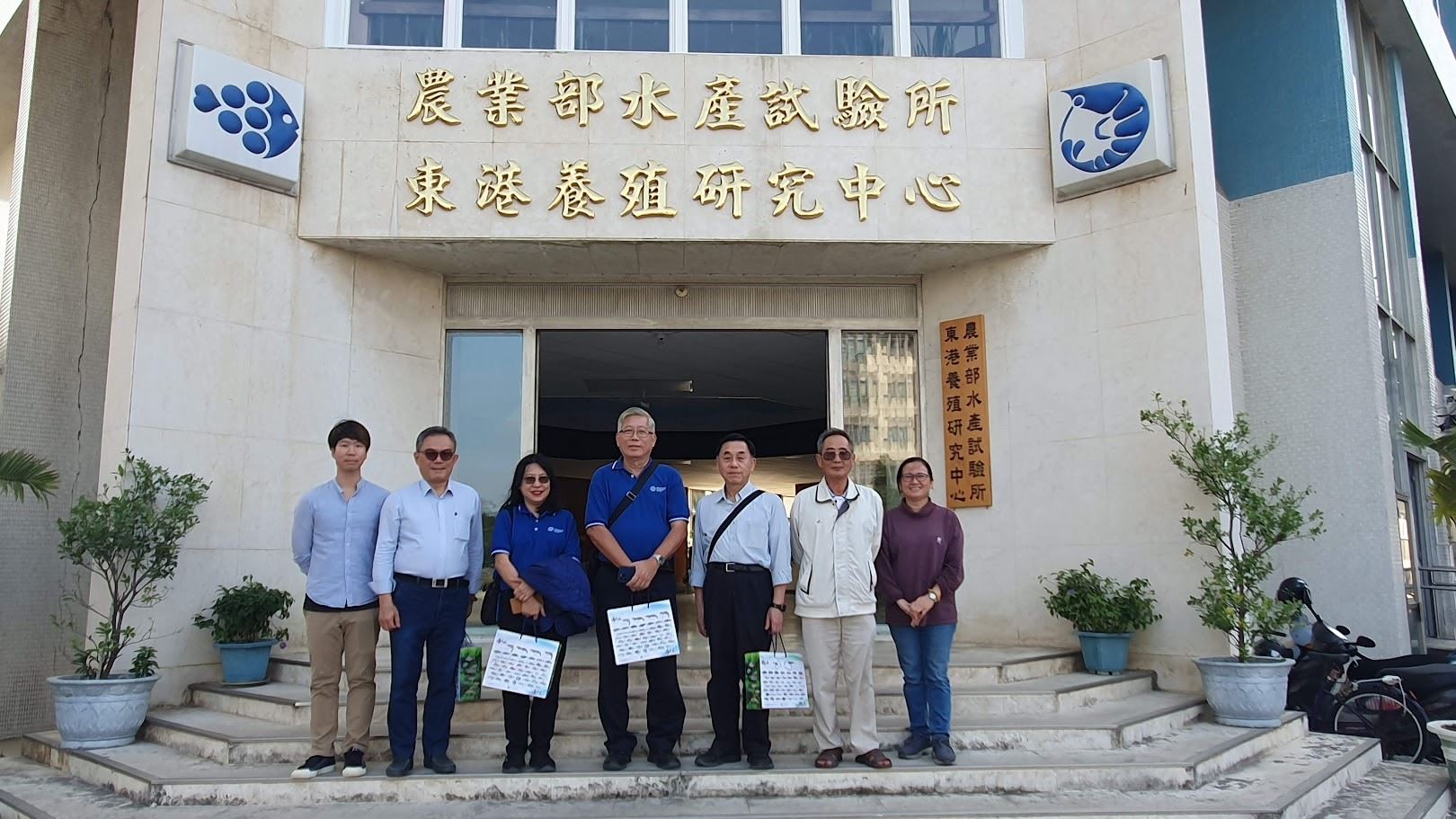 陳君如前所長（右三）偕同來自新加坡的水產養殖創新中心成員與本中心同仁合影留念